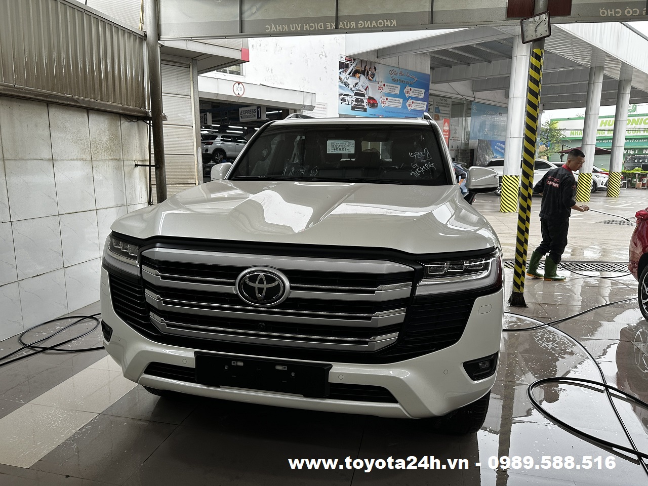 Toyota Land Cruiser LC300 2024 màu trắng ngọc trai nội thất đen giá xe mới nhất