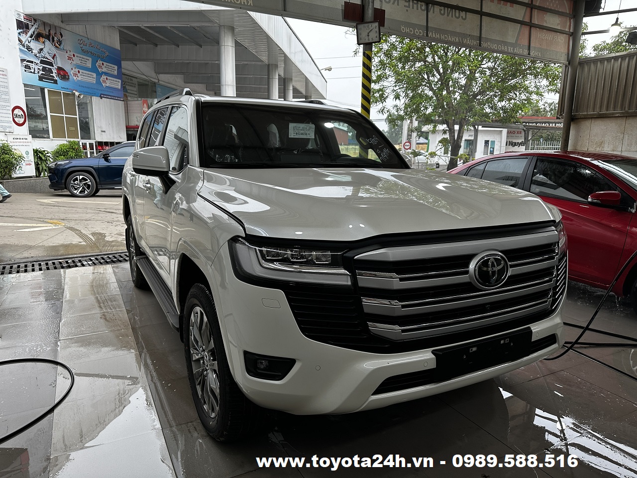 toyota-land-cruiser-LC300-mau-trang-noi-that-den