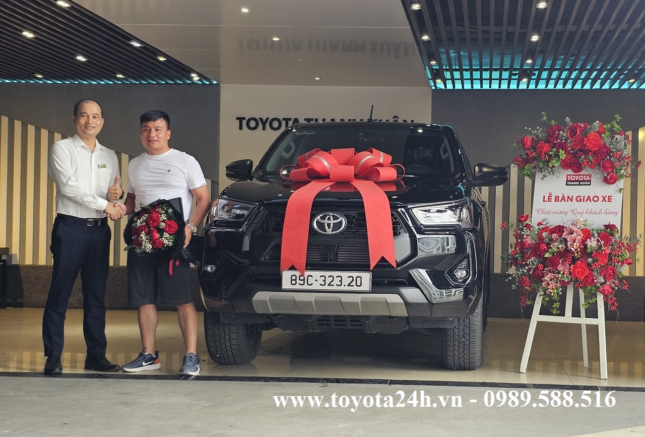 ban-xe-toyota-hilux-2.4AT-4x2-may-dau-2024-mau-den-ha-noi