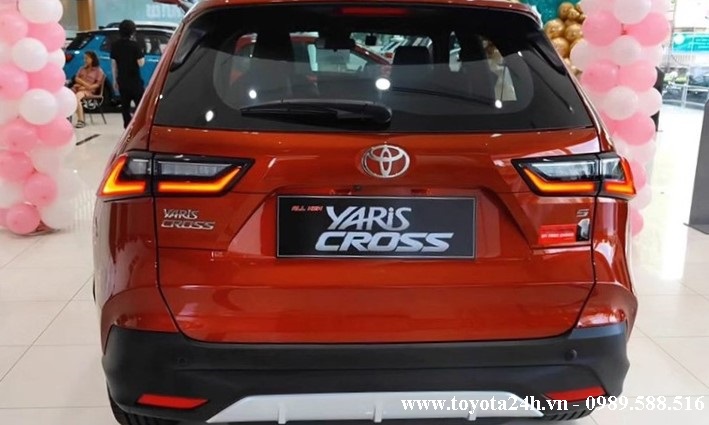 Toyota-Yaris-Cross-2023-mau-do-2024-duoi-xe
