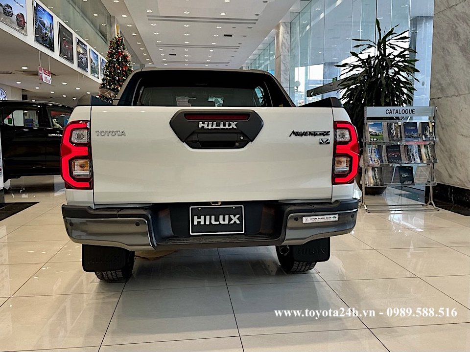 hinh-anh-duoi-xe-toyota-hilux-2.8AT-4x4-moi-nhat